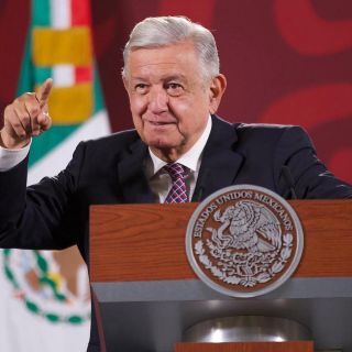 López Obrador rechaza que haya más puntos de venta de "huachicol" que gasolineras
