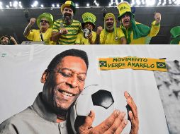 Dos hijas de Pelé desmintieron el domingo que la salud del ex astro esté en riesgo y se mostraron confiadas en que regresará a casa cuando se mejore del cuadro respiratorio. AFP / N. Almeida