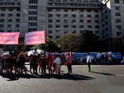 Simpatizantes de Cristina Fernández de Kirchner esperaron a las afueras del tribunal el veredicto de los jueces en contra la ex presidenta argentina.  EFE