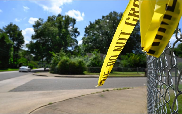 Al ser sorprendido, el sujeto salió corriendo de la escena y comenzó a causar daños materiales en los alrededores. AP/ARCHIVO