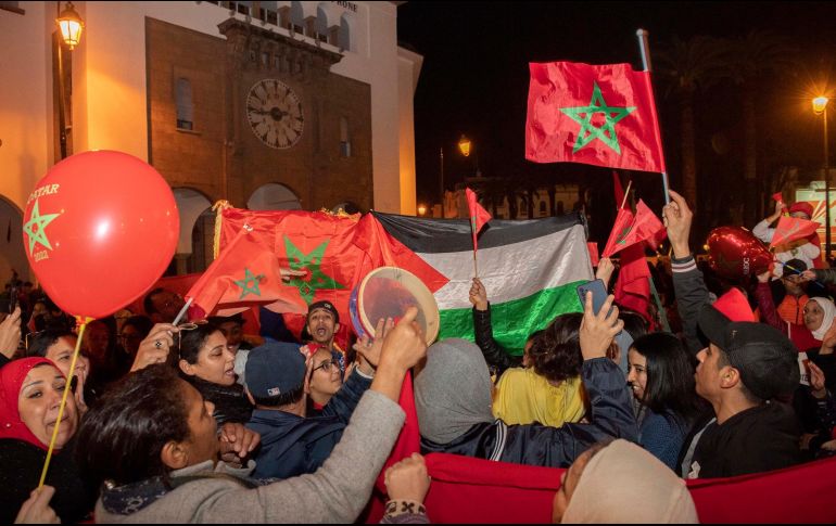 Las calles de Rabat, capital de Marruecos, se llenaron de banderas y porras. EFE/J. Morchidi