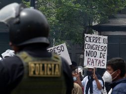 Los simpatizantes del presidente Pedro Castillo han salido a las calles de Lima a mostrar su apoyo, vigilados por los cuerpos policiacos. AFP / C. Bouroncle