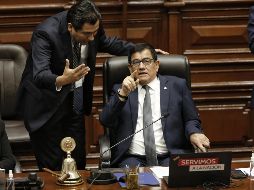 El presidente del Congreso, José Daniel Williams, permanece al interior del Congreso luego del anuncio del presidente de Perú, Pedro Castillo, de la disolución del Parlamento. EFE