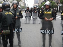 Policías prestan guardia en los alrededores del Palacio Presidencial peruano hoy, en Lima. EFE/P. Aguilar