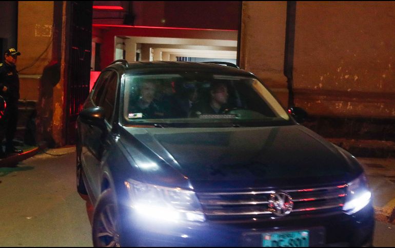 El destituido presidente de Perú Pedro Castillo sale detenido en un vehículo policial de la Prefectura de Lima. EFE/A. Mejía