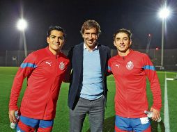 En el entrenamiento que el Rebaño sostuvo ayer en España, recibieron la visita de Raúl González, histórico jugador de la Selección de España y del Real Madrid. ESPECIAL/Chivas