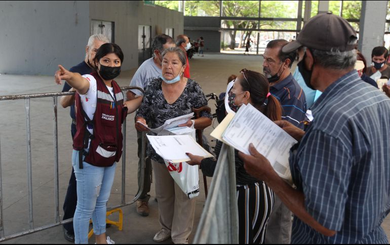 Si acompañarás a tus padres en este proceso debes llevar los mismos documentos que el futuro beneficiario. EL INFORMADOR / ARCHIVO