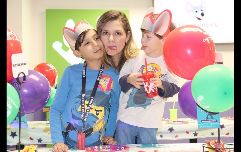 Perlita Valencia con Esteban y Max Rivera. GENTE BIEN JALISCO/Christian Pérez