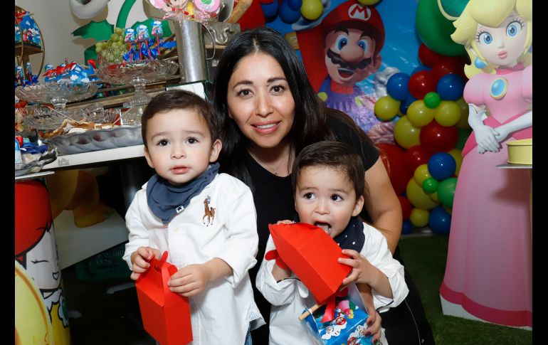 Marcelo Fonseca, Alejandra Martínez y Emiliano Fonseca. GENTE BIEN JALISCO/ Claudio Jimeno
