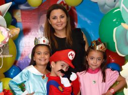 Sofía, Javier y Diana Ornelas Guerrero con su mamá Lizbeth Guerrero. GENTE BIEN JALISCO/ Claudio Jimeno