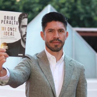 Oribe Peralta lanza oficialmente su libro "Mi once ideal"