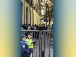 El gobernador se detuvo un momento, sonrió y envío un beso a los inconformes, luego un saludo. ESPECIAL