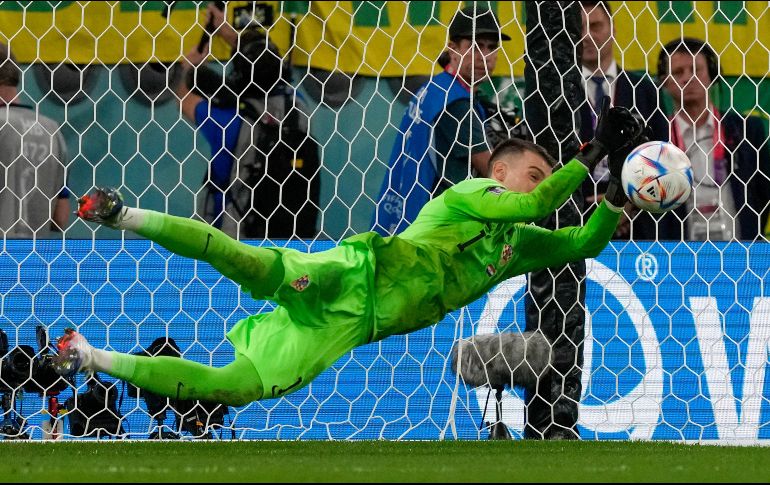 El portero Dominik Livakovic fue el héroe del partido al realizar varias atajadas e impedir uno de los penales de Brasil. AP / F. Augstein