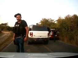 Debido al ruido de la música y el motor del coche, no es clara la conversación que sostienen los aparentes delincuentes. ESPECIAL/CAPTURA DE VIDEO