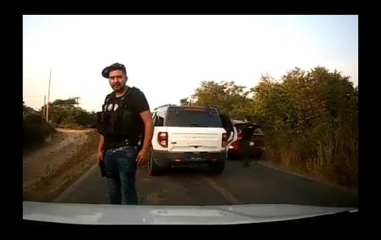 Debido al ruido de la música y el motor del coche, no es clara la conversación que sostienen los aparentes delincuentes. ESPECIAL/CAPTURA DE VIDEO