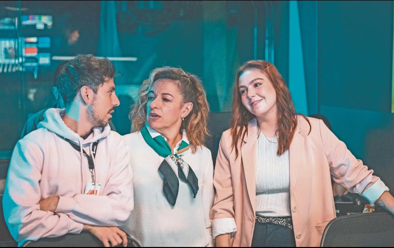 Regina Pavón (tercera a la derecha) estelariza la comedia más divertida de la temporada. CORTESÍA