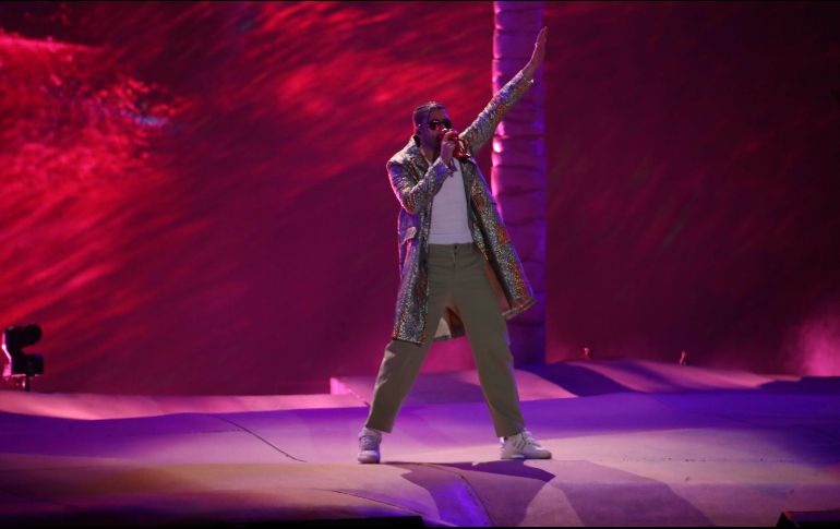 Cientos de fans llegaron desde la madrugada para hacer fila para el concierto de Bad Bunny en el Estadio Azteca. SUN / G. Espinosa