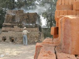 Plantean que se busque aplicar una tecnología que permita realizar el proceso de quema de ladrillo con menor impacto ambiental. EL INFORMADOR/ARCHIVO