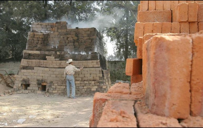 Plantean que se busque aplicar una tecnología que permita realizar el proceso de quema de ladrillo con menor impacto ambiental. EL INFORMADOR/ARCHIVO