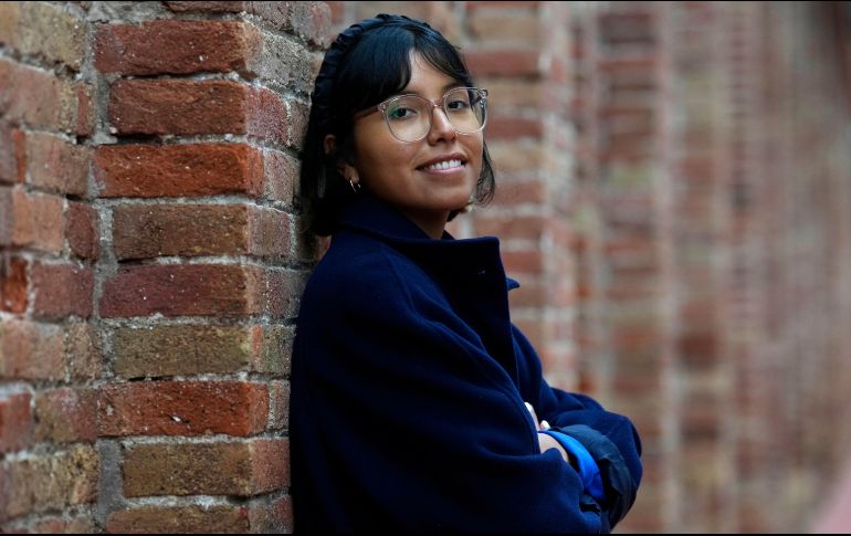 Rocío Quillahuaman explica que el libro le está ayudando a sanar heridas. EFE/A. García