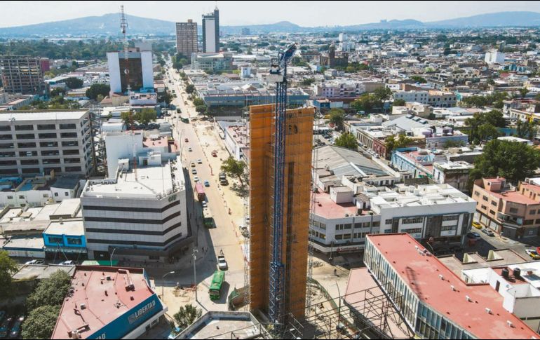 La obra está en la etapa final y cuenta con 45 metros de altura. Los constructores refieren que quedará terminada este mes y los trabajos complementarios hasta enero próximo. EL INFORMADOR/ A. Navarro
