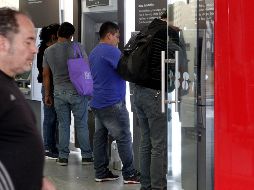 También se pueden realizar algunas operaciones directamente en los cajeros automáticos. EL INFORMADOR / ARCHIVO