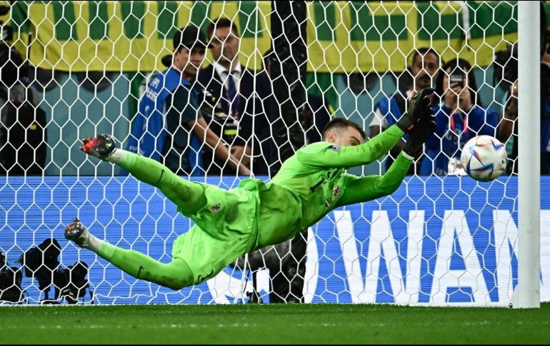 Dominik Livakovic. El portero croata ha brillado en las victorias de la fase de eliminación directa contra Japón y Brasil, ambas logradas en la tanda de penaltis. AFP / J. Samad