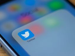 Twitter señala que los suscriptores verán menos anuncios, podrán publicar videos más largos y sus tuits destacarán más. AFP / ARCHIVO