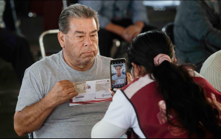 Si el adulto mayor requiere de la asistencia de alguien para realizar su trámite de la Pensión del Bienestar, este también debe cubrir con la documentación. EL INFORMADOR / ARCHIVO