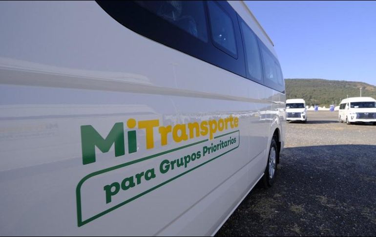 Las camionetas servirán para trasladar a grupos prioritarios a diversas unidades médicas para recibir tratamientos. ESPECIAL/Gobierno de Jalisco