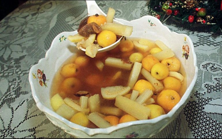 La base del ponche más popular contiene ingredientes como guayaba, manzana, tejocote, caña, canela y ciruela pasa. NTX/ARCHIVO
