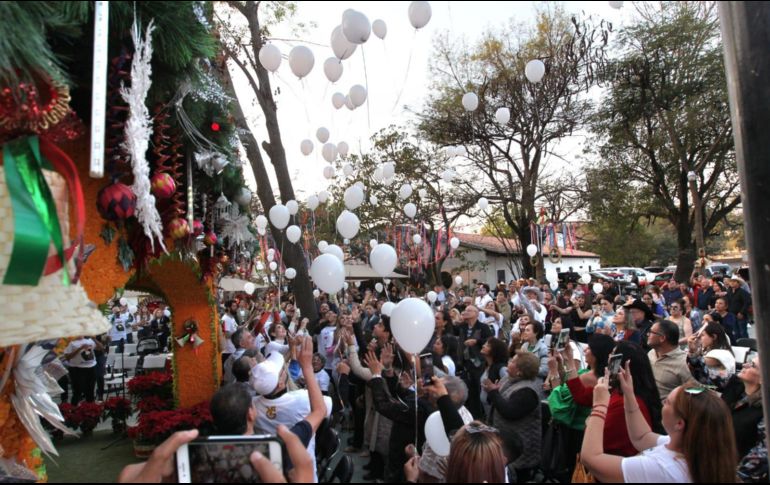 Además por la tarde, mientras el Mariachi Femenil Nuevo Tecalitlán, cantaba, el público que se congregó a esa hora, coreban las canciones los seguidores reunidos. EL INFORMADOR / A. Camacho