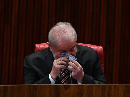 El mandatario electo debió interrumpir su discurso al no poder contener el llanto. EFE/A. Borges