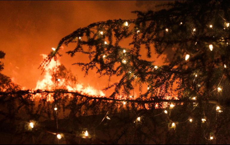 Con la saturación de enchufes se podrían provocar una sobrecarga eléctrica y, con ello, tener el riesgo de comenzar un incendio. AP / ARCHIVO