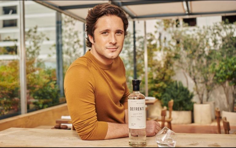 De acuerdo a la información compartida por el actor, Defrente es elaborado en su destilería boutique localizada en Atotonilco, en Los Altos de Jalisco. CORTESÍA