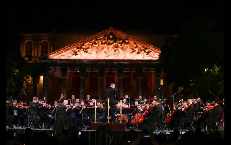 Aplauso tras aplauso, la orquesta dio prueba del buen recibimiento que le prodiga la gente en escenarios al aire libre. EL INFORMADOR / C. Zepeda