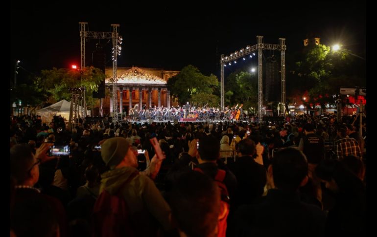 Aplauso tras aplauso, la orquesta dio prueba del buen recibimiento que le prodiga la gente en escenarios al aire libre. EL INFORMADOR / C. Zepeda
