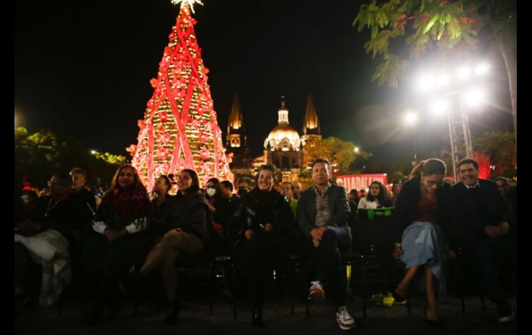 Aplauso tras aplauso, la orquesta dio prueba del buen recibimiento que le prodiga la gente en escenarios al aire libre. EL INFORMADOR / C. Zepeda