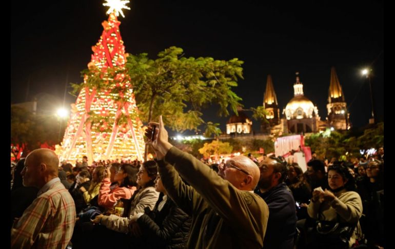 Aplauso tras aplauso, la orquesta dio prueba del buen recibimiento que le prodiga la gente en escenarios al aire libre. EL INFORMADOR / C. Zepeda