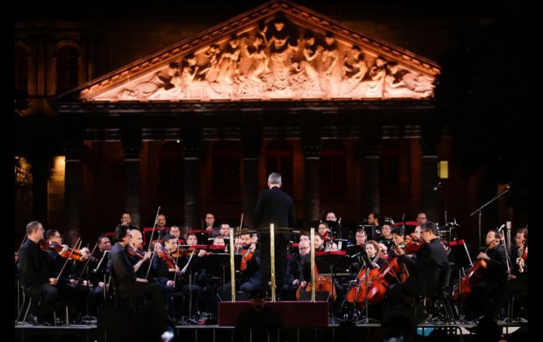 Aplauso tras aplauso, la orquesta dio prueba del buen recibimiento que le prodiga la gente en escenarios al aire libre. EL INFORMADOR / C. Zepeda