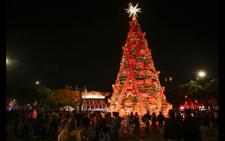Aplauso tras aplauso, la orquesta dio prueba del buen recibimiento que le prodiga la gente en escenarios al aire libre. EL INFORMADOR / C. Zepeda