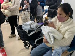 El férreo control que las autoridades aplicaron en el auge de la pandemia ha resultado en que actualmente haya una baja inmunidad por contagios previos, además, no todos tienen la pauta de vacunas completa. AP/D. Kang