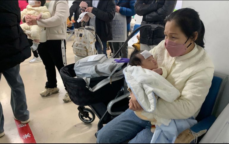 El férreo control que las autoridades aplicaron en el auge de la pandemia ha resultado en que actualmente haya una baja inmunidad por contagios previos, además, no todos tienen la pauta de vacunas completa. AP/D. Kang