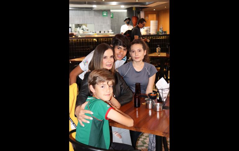 Matías Rosales y Diana Monroy con Alberto y Paola Rosales. GENTE BIEN JALISCO/Christian Pérez