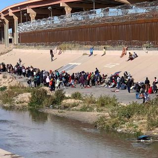 EU demanda a Arizona por "muro fronterizo temporal" hecho de contenedores de carga