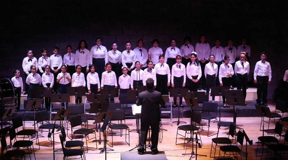 La Orquesta Sinfónica Juvenil (OSJZ) está integrada por jóvenes de los 15 a los 35 años de edad que, becados por el municipio, trabajan en perfeccionar y difundir la música académica. TWITTER/@PabloLmusN