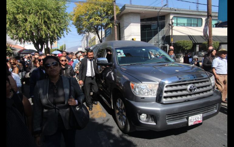 En ceremonia con mariachi y aplausos, entierran a Miguel Barbosa
