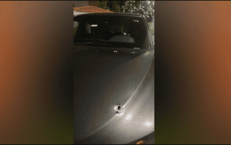 Según narra el periodista en su cuenta de Twitter, fue a las 11:10 pm cuando, a 200 metros de su casa, dos personas en una motocicleta le dispararon 