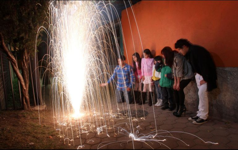 En diciembre las atenciones a niños por quemaduras aumentan, por ello, es importante seguir las recomendaciones de los expertos y evitar accidentes. NTX/ARCHIVO