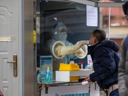 El número de contagios oficiales de COVID-19 en China sigue en aumento a pesar de los módulos de detección instalados en todas las ciudades. AP